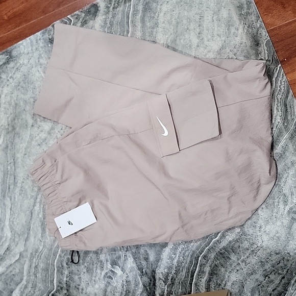 NWT Women's Nike woven cargo pants - Picture 6 of 6